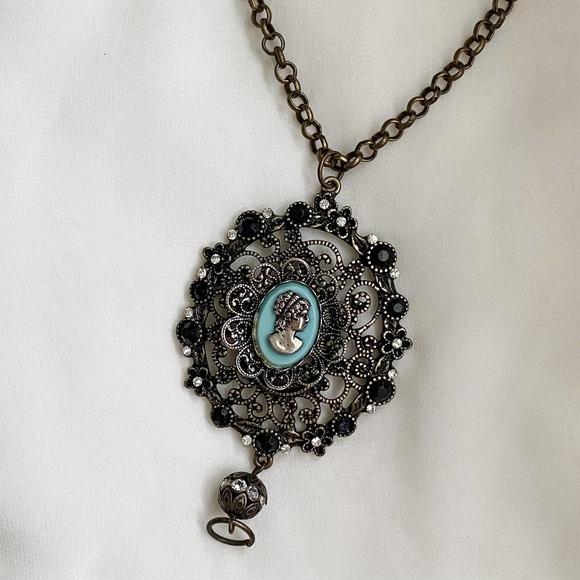 VTG Pastel Blue Cameo Medallion Necklace - Picture 5 of 10